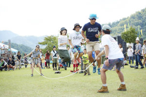 大縄跳びのコツ 運動会や体育祭で多く飛ぶための疲れない飛び方やおすすめアイテムは